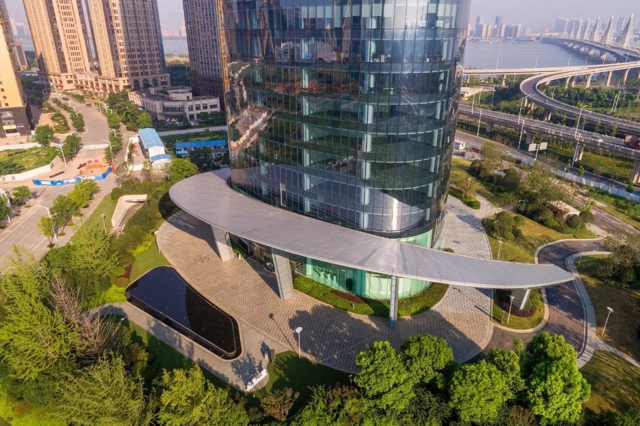 南昌新力中心塔楼直接落地，无裙房