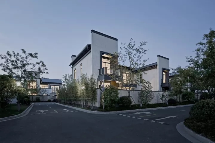 院内景观对公共区域可见，但并不滋扰使用者的私密需求