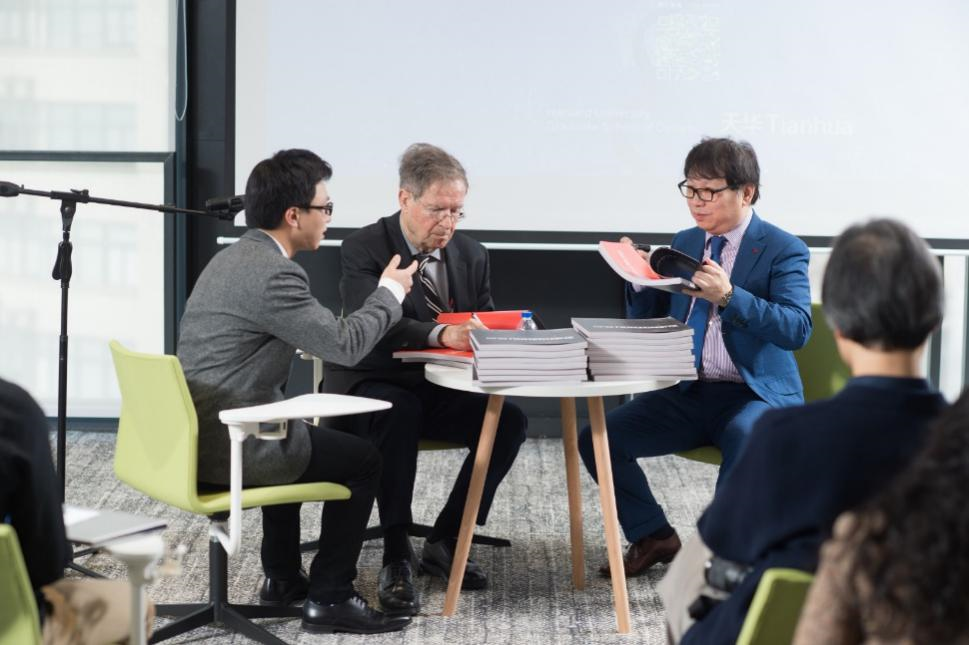 哈佛布斯克茨教授、杨丁亮先生与ca88手机客户端集团总修建师黄向明现场书籍签发